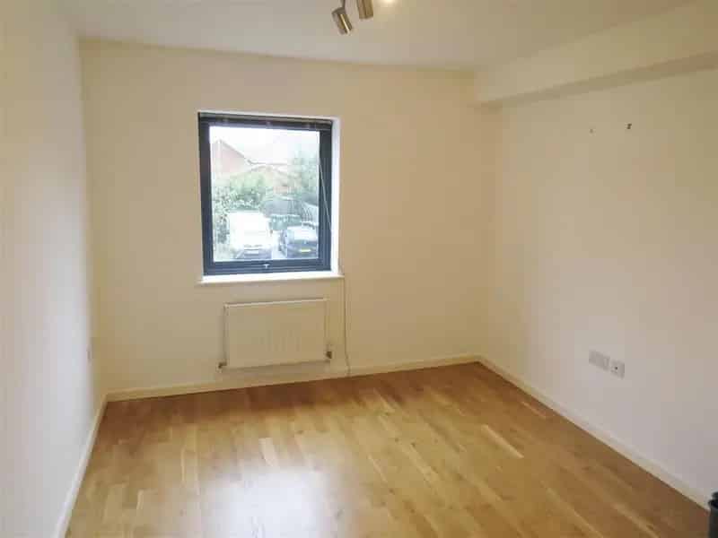 One Bedroom Furnished Apartment Near Adeyfield Shops