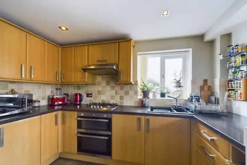 Spacious 2-Bedroom Period Cottage Near Town Centre and Station