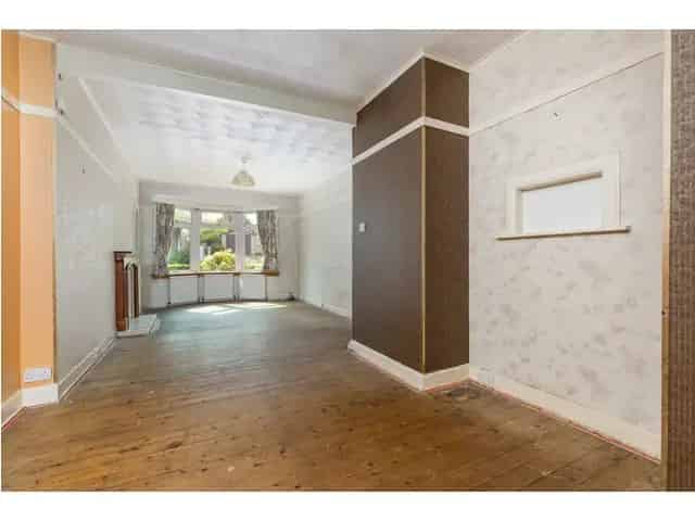 3 Bedroom Semi Detached House for Sale in Clarkston