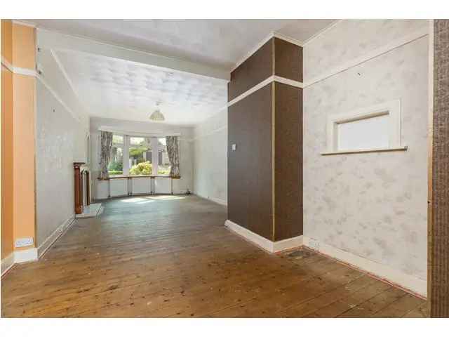 3 Bedroom Semi Detached House for Sale in Clarkston