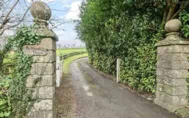 Grade II Listed 5-Bed Country House with Annexe and Stables