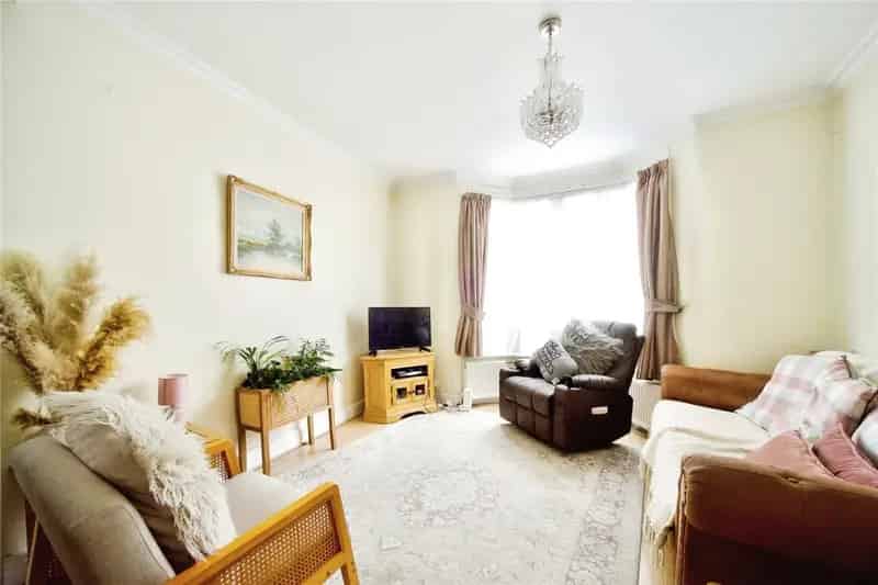 4-Bedroom End Terrace House Modern Open Plan Living Private Garden