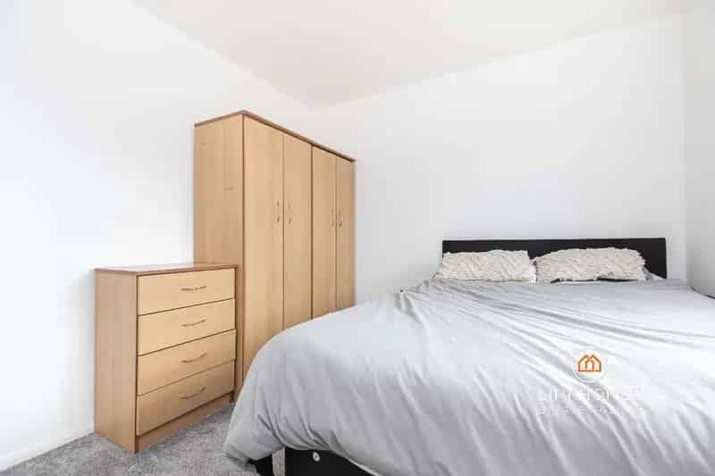 4 Bed Semi-Detached House For Sale - Recently Renovated