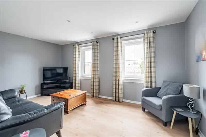 2 Bed Top Floor Flat Modern Comfort Allocated Parking
