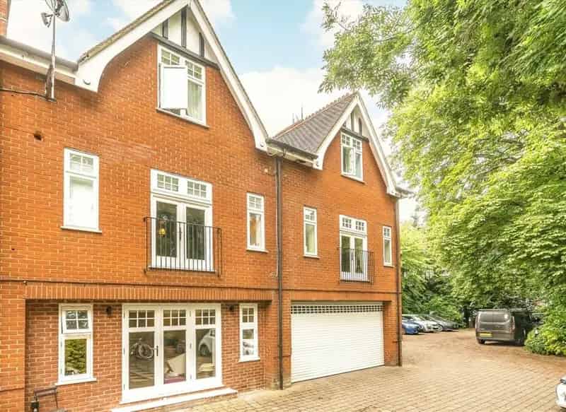 Barnes Common Townhouse Fully Renovated Freehold Near Excellent Schools