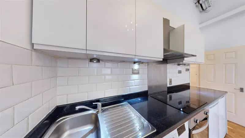 1 Bedroom Apartment near Hyde Park - High Ceilings & Open Plan Kitchen