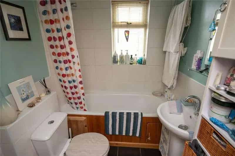 2 Bed Flat for Sale Spacious Lounge Garage Garden