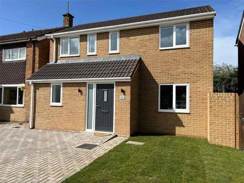 3 Bedroom Detached House to Rent Hucclecote