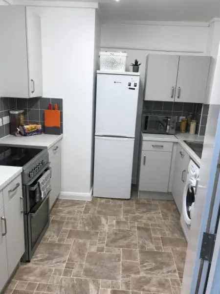 Flat For Rent in Kingswood, England