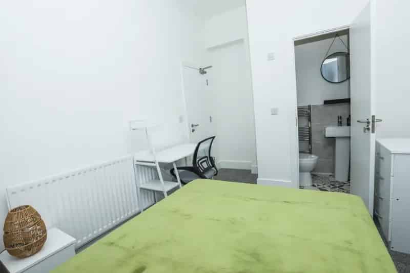 5 bedroom Flat
 To Let 
Total Size: 1217 SQ FT