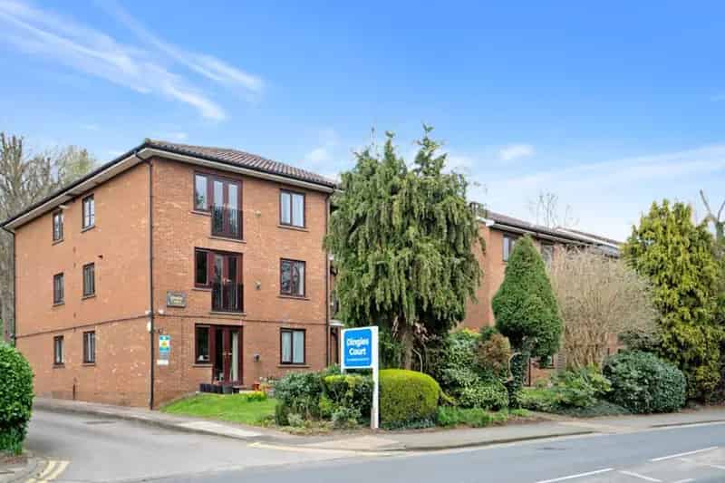 1 Bedroom Flat near Hatch End Station - Over 55s Only