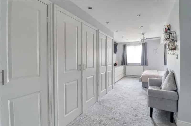 4 Double Bedroom Semi Detached House with Garden Annex