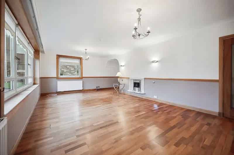 3-Bedroom Apartment in Newton Mearns with Golf Course Views