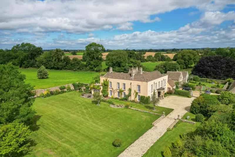 8 Bedroom Detached House for Sale in Luckington