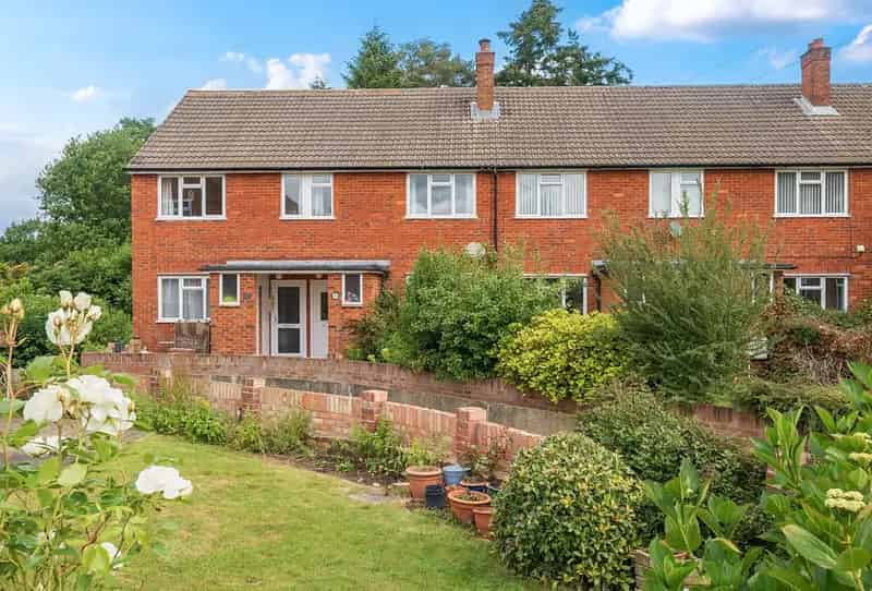 2 Bedroom Maisonette for Sale - Share of Freehold