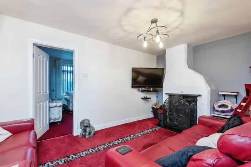 Four Five Bedroom Semi Detached House With Driveway and Gardens