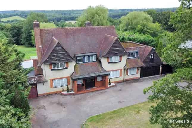 Six Bedroom Detached House with Pool and Annex Cuffley