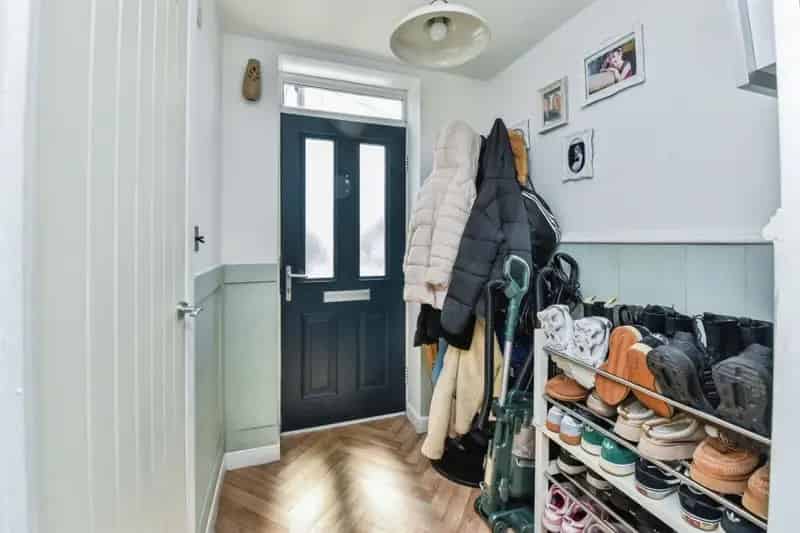3 4 Bed Semi Detached House Greenway Gardens Chippenham