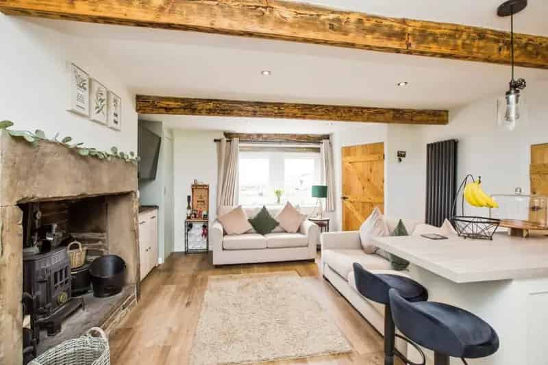 2 Bedroom Stone Cottage for Sale Thornton