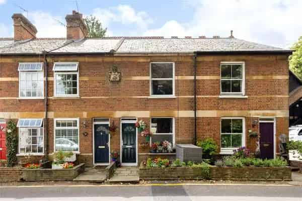 19th Century Cottage Rickmansworth Town Centre Two Double Bedrooms South Facing Garden