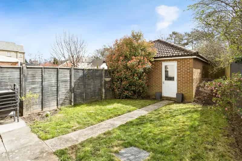 Two Bedroom End Terrace House Near Shops and Transport