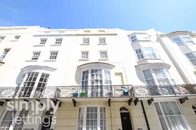 1 Bedroom Flat to Rent - Modern Flat with Private Terrace