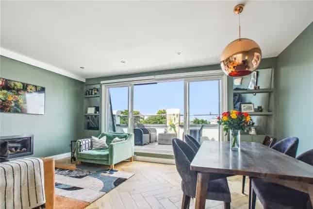 Ladbroke Grove 3-Bed Upper-Maisonette with Terrace and Garden Access