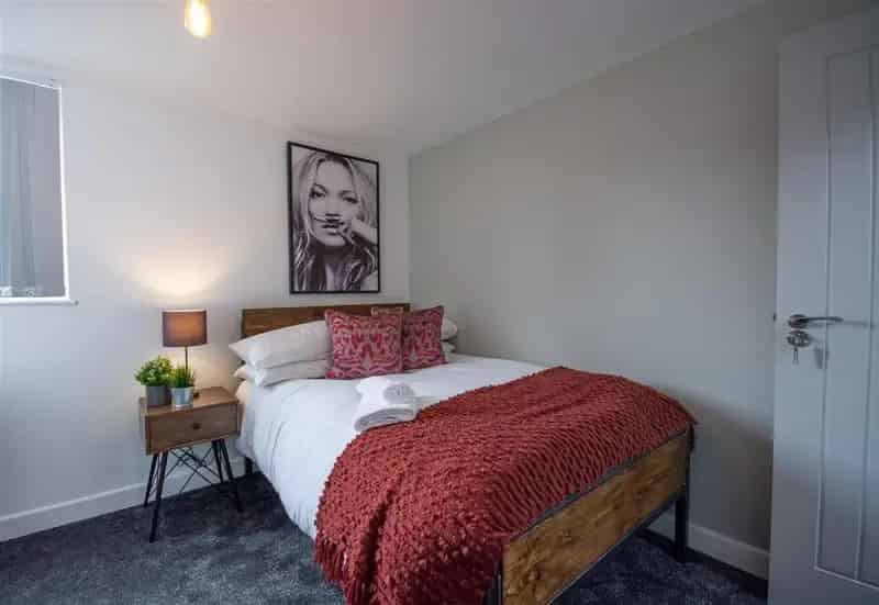 5 Bedroom House to Rent - En-suite, Open Plan Living, Garden