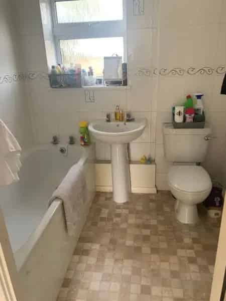 2 Bed Semi Detached Maisonette Near Schools and Amenities