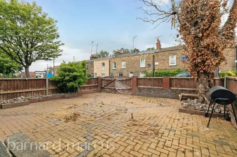 One Bedroom Flat with Private Garden in Wandsworth