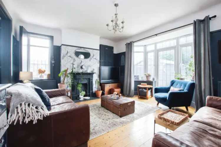 5 Bedroom Family Home with Large Garden and Garage