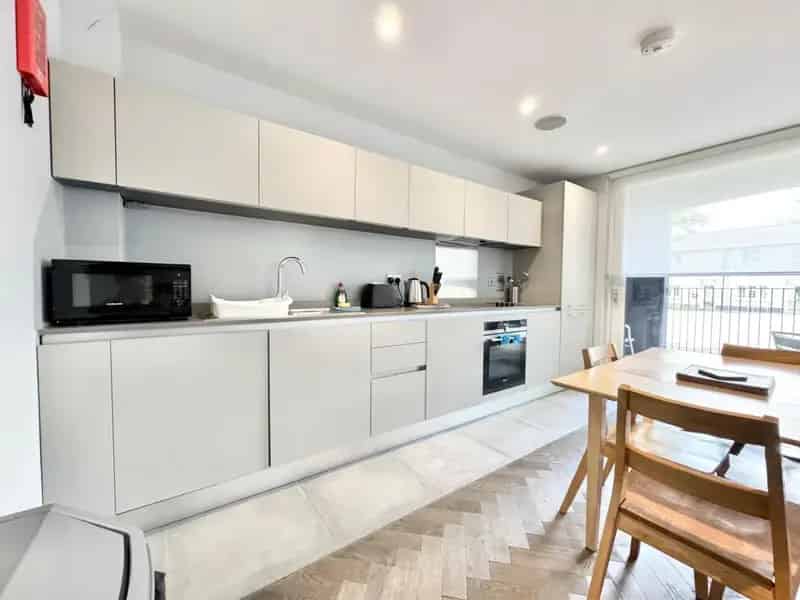 Modern 2-Bed Apartment All Bills Included Parking WiFi