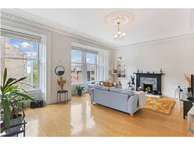 3 Bedroom Flat for Sale West End