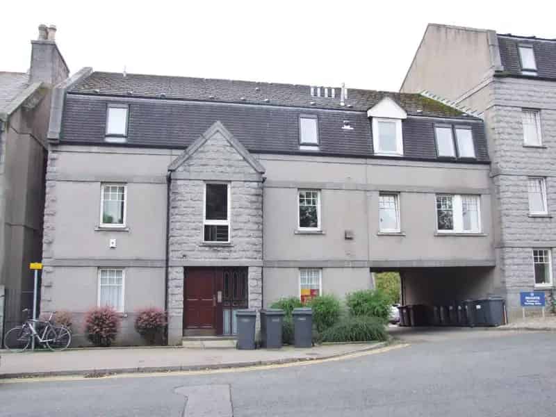 1 Bedroom Flat to Rent - Ground Floor with Parking