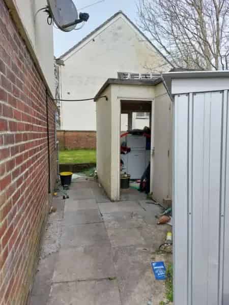 4 Bedroom End Terrace House Large Garden Near School