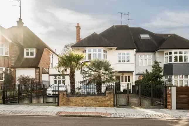 Semi-Detached House for Sale in London N2