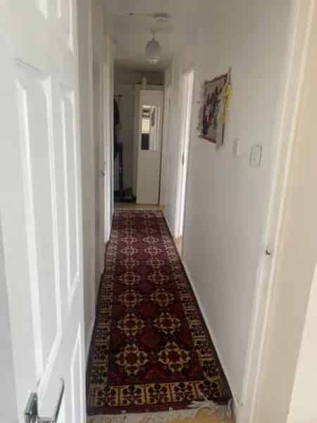 Flat near Central Line - Communal Heating, Parking