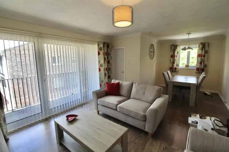 2 Bed Top Floor Flat to Rent in Hull - Parking Available
