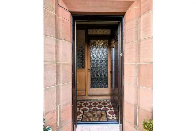 2 Bed Detached Bungalow - 2 Reception Rooms & Garage