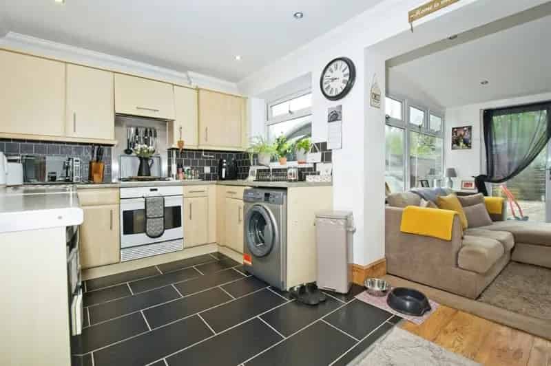 3 Bedroom End Terrace House Near Public Transport