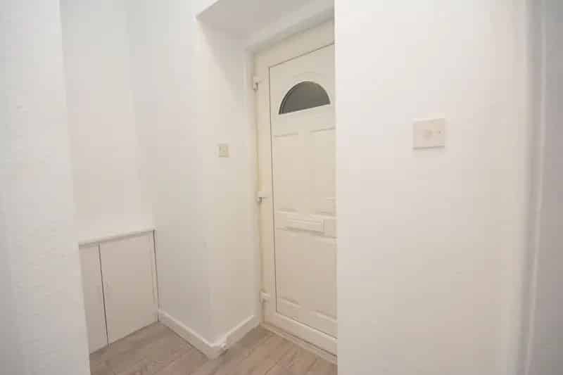 Charming Upper Flat Near Town Centre Amenities