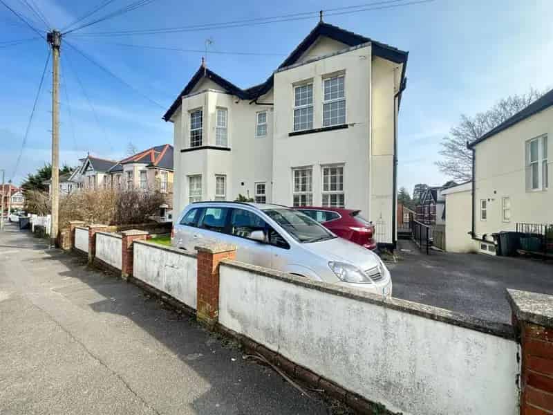 3 Bedroom Apartment with Parking and Garden