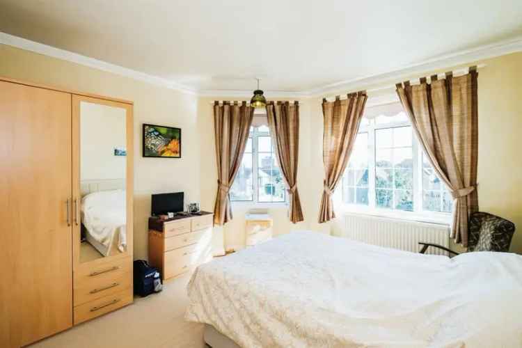 Art Deco 2-Bed Flat Near Beach West Worthing