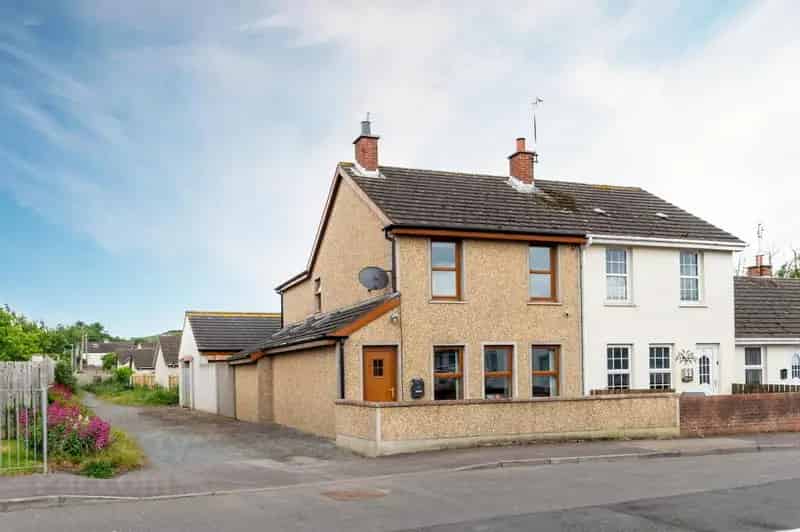 Stylish 3-Bed Extended House with Modern Open Plan Living and Double Garage