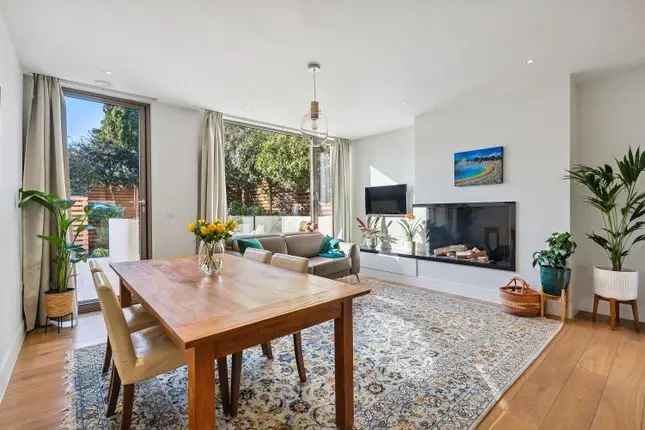 Stunning 4-Bedroom House in Teddington