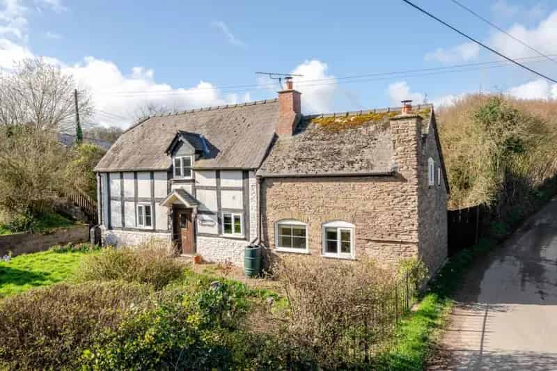 Charming Cottage with Equestrian Facilities near Hay-on-Wye