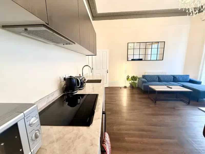 Stunning 2-Bedroom Flat to Rent in Kemptown