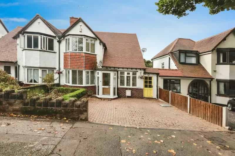 Three Bedroom Semi Detached House With Japanese Garden