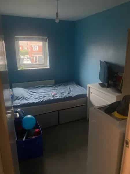 Spacious 2 Bedroom Flat Near Schools and Parks