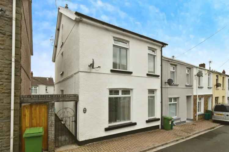 3 Bedroom End Terrace House Town Centre Location